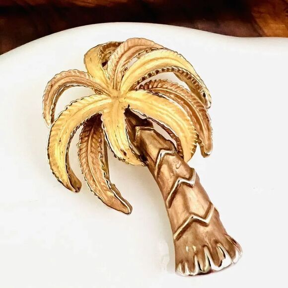 Vintage Jewelry - Vintage Textured Gold Tone Enamel Tropical Palm Tree Pin Brooch 1452